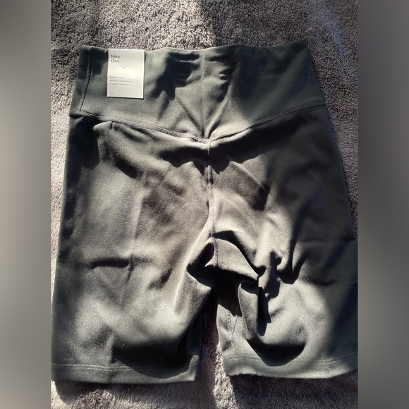 Nike Dri-FIT One Biker Shorts 🚴‍♀️ - Picture 3 of 5